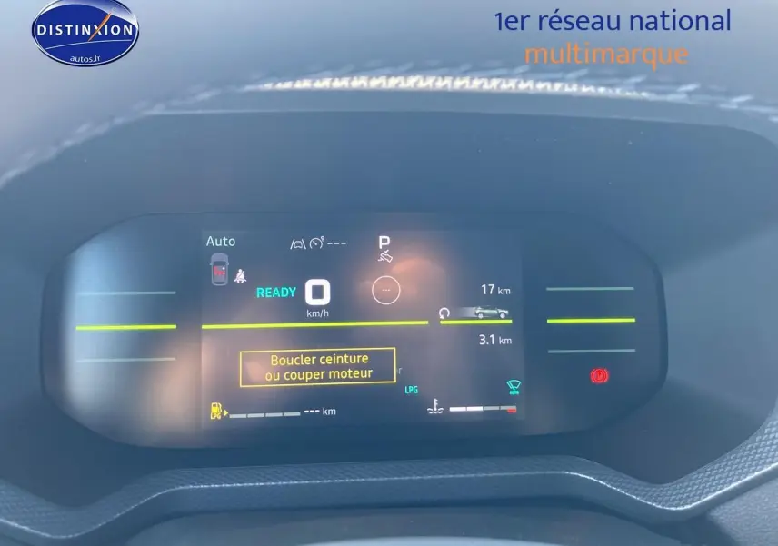 Tableau de bord numérique du Dacia Duster 2026 affichant la vitesse à 0 km/h et alertes de sécurité.