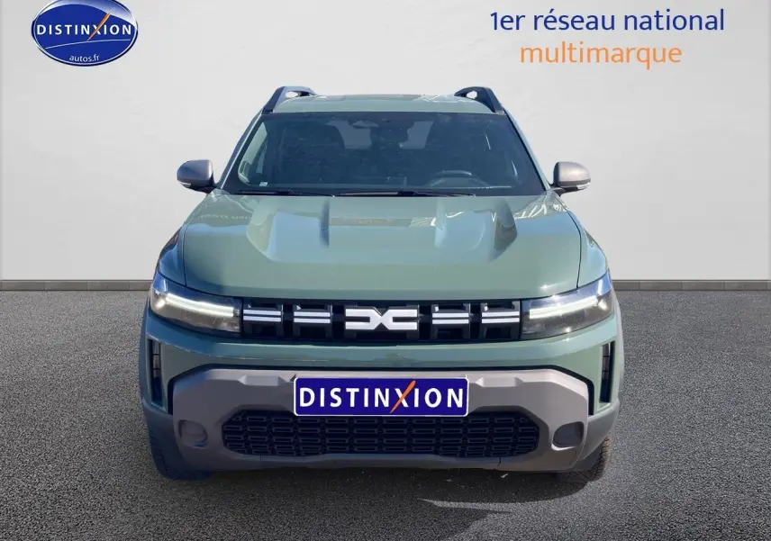 Vue avant d'un Dacia Duster 2026 kaki lichen avec calandre noire et pare-chocs gris intégrant une large grille.