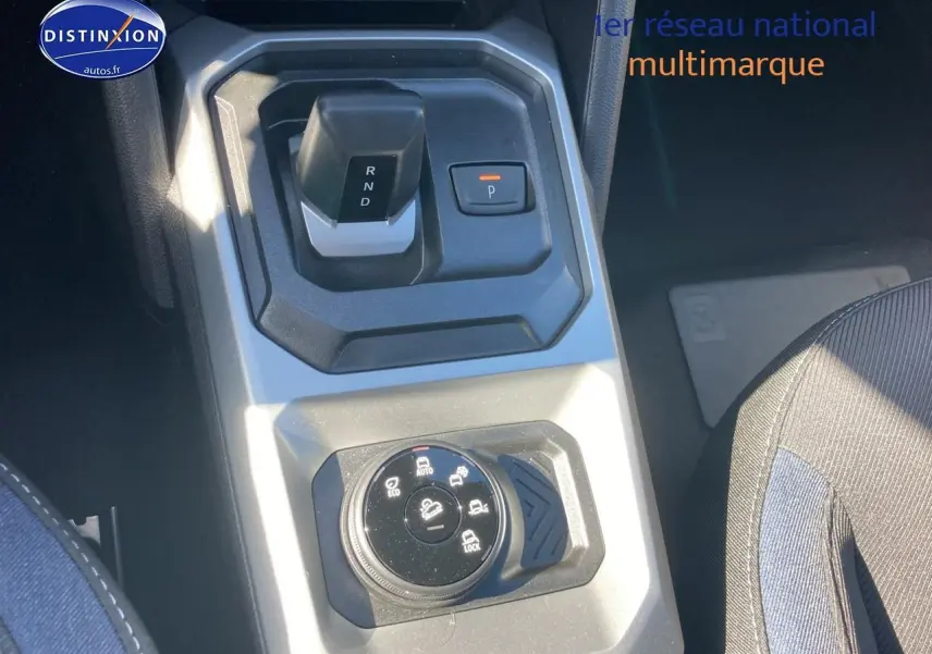 Vue plongeante sur la console centrale du Dacia Duster 2026, avec sélecteur de boîte auto et commande modes de conduite.