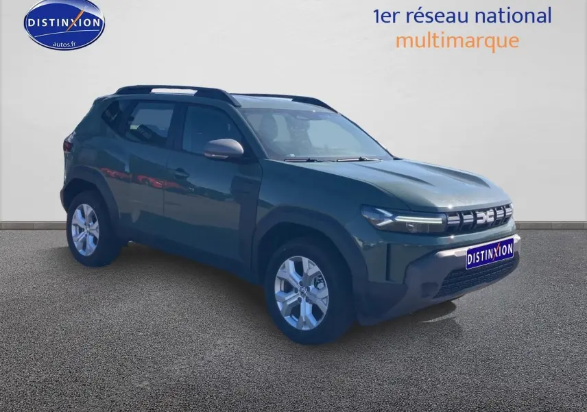Vue 3/4 avant d'un Dacia Duster 2026 kaki lichen avec barres de toit et jantes alu visibles.