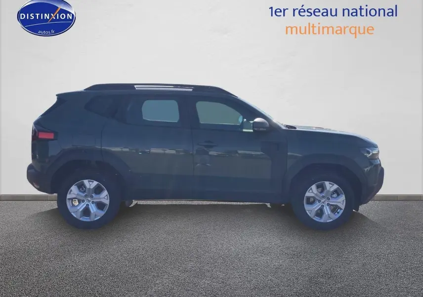 Profil droit du Dacia Duster 1.2 hybrid-g 150 expression 4x4 en kaki lichen avec jantes alu et barres de toit.