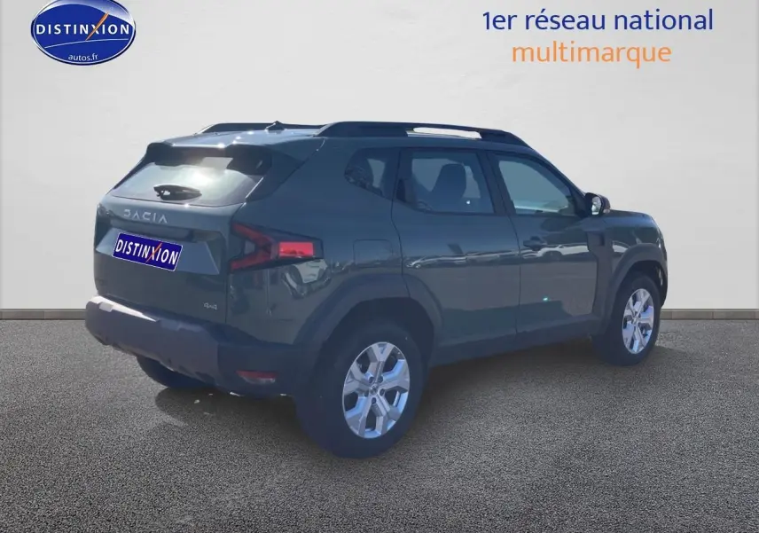 Vue 3/4 arrière droite d'un Dacia Duster 2026 kaki lichen avec barres de toit et jantes alu.