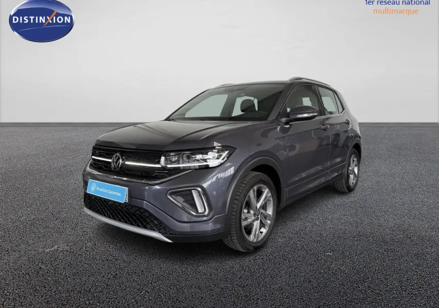 Volkswagen T-Cross gris en 3/4 avant droit, avec projecteurs Matrix LED et pare-chocs R-Line distinctif.