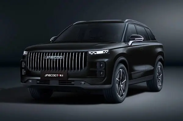 Vue 3/4 avant du JAECOO J7 PHEV noir crystal, avec calandre verticale imposante et phares LED au design moderne.