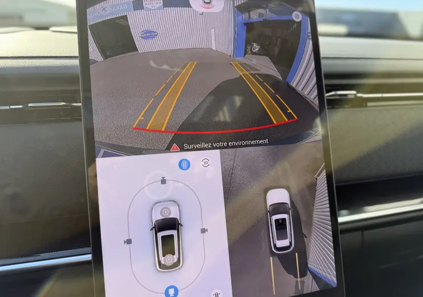 Écran tactile du JAECOO J7 noir crystal montrant la caméra de recul et la vue 360° du véhicule en stationnement.