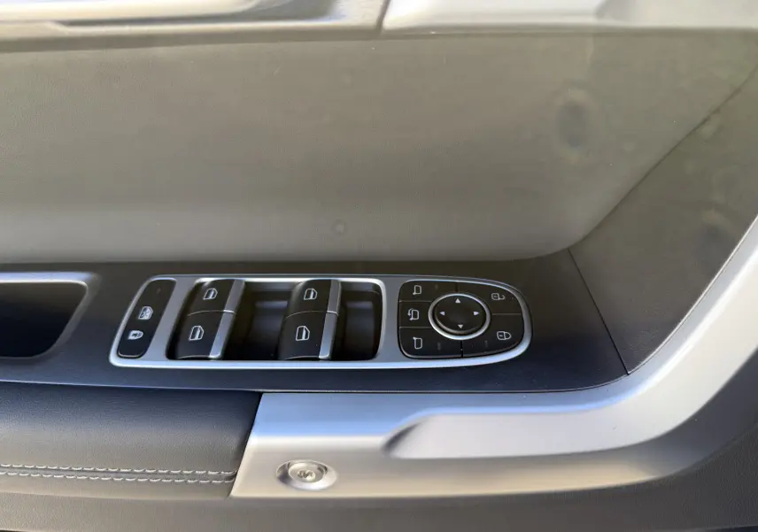 Détail de la commande des vitres et rétroviseurs sur la porte côté gauche du JAECOO J7 PHEV noir crystal.