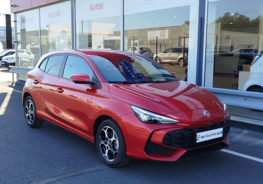 MG3 1.5L Hybrid+ 195ch Luxury rouge diamant, vue 3/4 avant droit, avec jantes alliage et calandre noire distinctive.