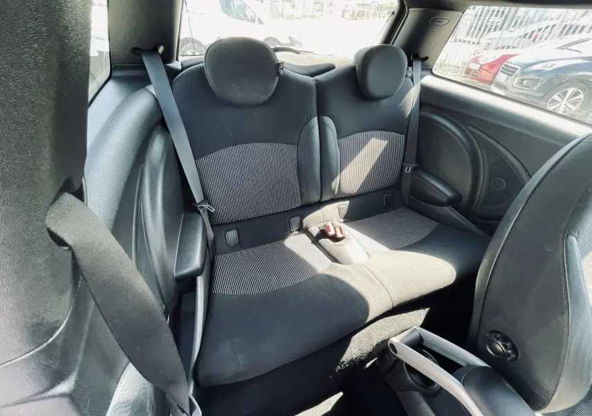 Banquette arrière en tissu noir et gris vue côté gauche dans l'habitacle d'une MINI Cooper S 2008.