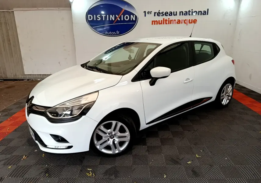 Renault Clio Business TCe 90 blanc vue 3/4 avant droit avec jantes alliage et bandeau noir latéral.
