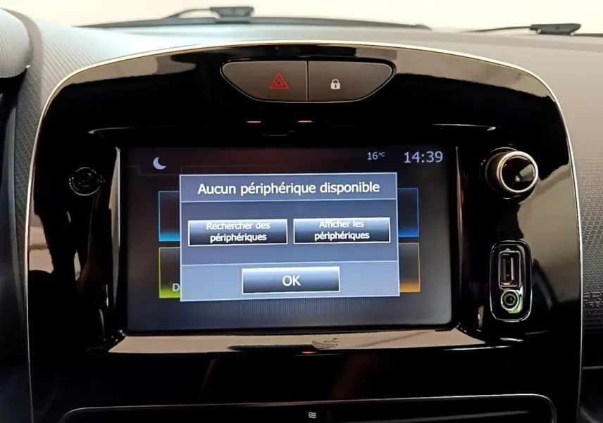 Écran tactile central noir de la Renault Clio Business TCe 90 2019 affichant un message de périphérique non disponible.