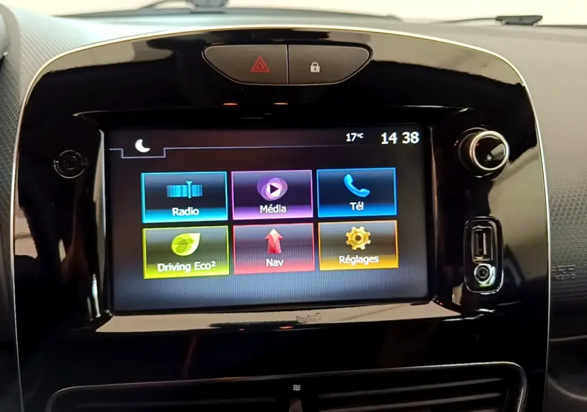 Écran tactile central de la Renault Clio Business TCe 90 2019, affichant menu multimédia et navigation.