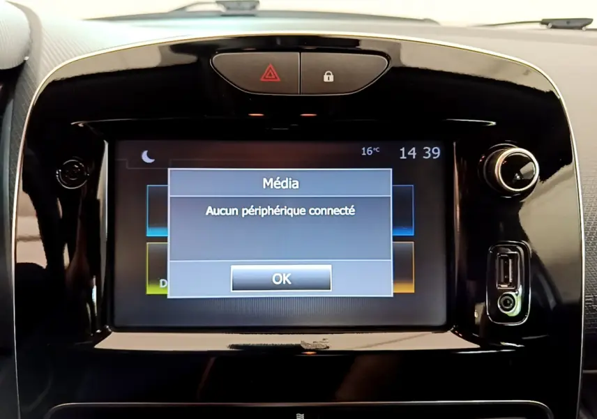 Écran tactile central noir de la Renault Clio Business TCe 90 2019 affichant "Aucun périphérique connecté" en intérieur.