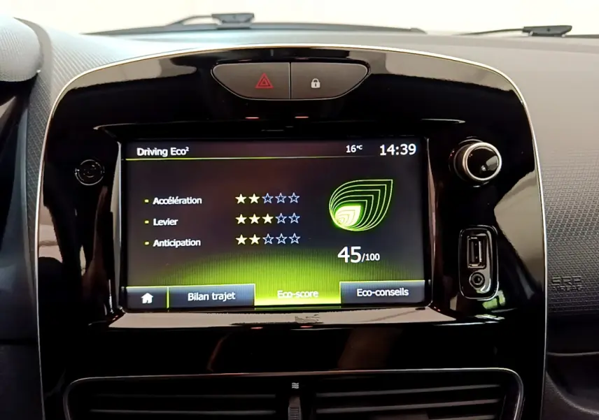 Écran tactile central noir affichant l'eco-score de conduite dans l'habitacle d'une Renault Clio blanche de 2019.