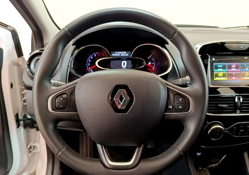 Vue frontale du volant cuir noir de la Renault Clio Business TCe 90 2019 avec tableau de bord et écran tactile couleur.
