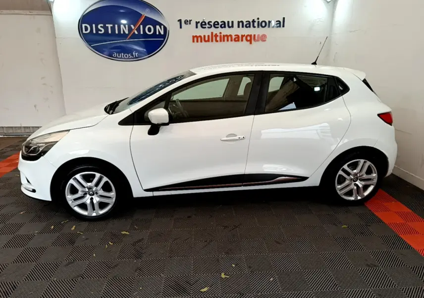 Profil côté gauche d'une Renault Clio Business TCe 90 blanche, avec jantes alliage et rétroviseurs assortis.