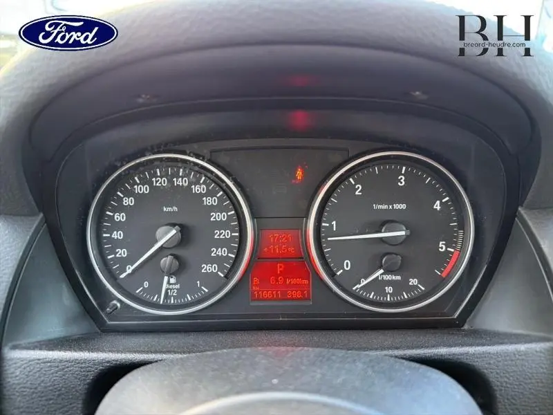 Tableau de bord BMW X1 xDrive25dA 2014 avec compte-tours et compteur de vitesse en vue frontale rapprochée.