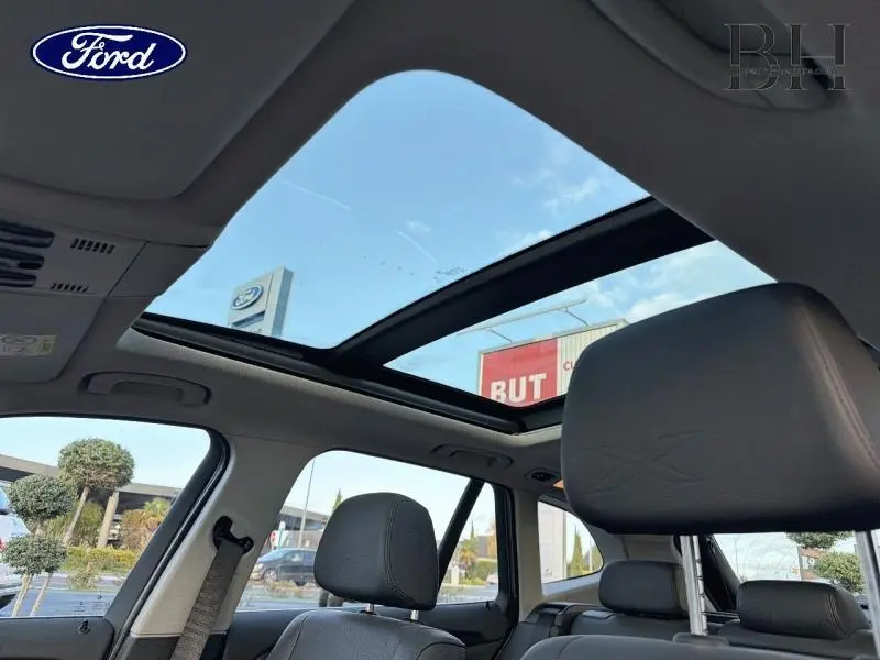 Vue intérieure du toit ouvrant panoramique et sièges cuir noirs du BMW X1 xDrive25dA Mineralgrau de 2014.