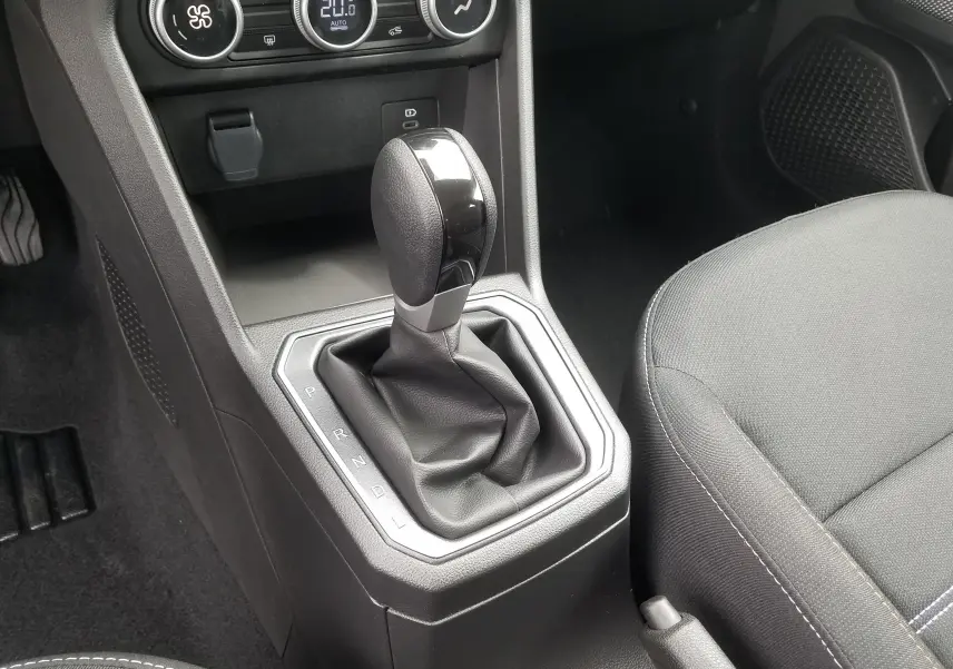 Gros plan sur la console centrale et levier de vitesse automatique noir dans l'habitacle du Dacia Sandero Stepway 2025.