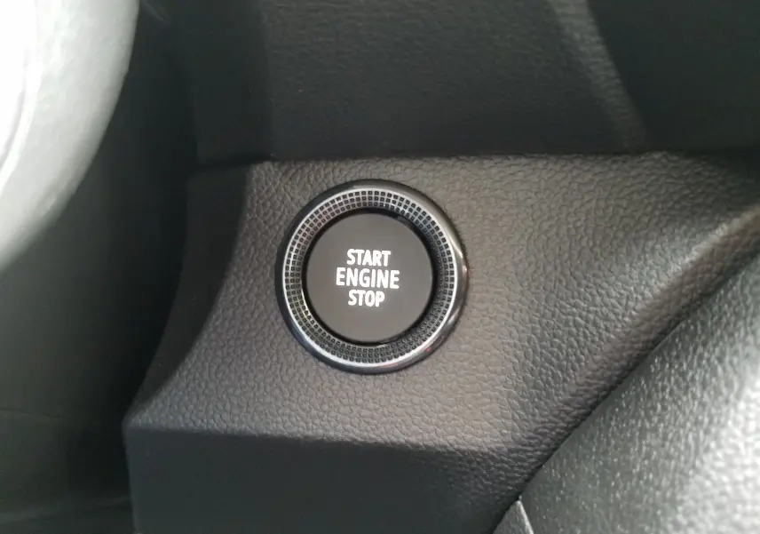 Bouton start/stop moteur en gros plan sur la console intérieure d'une Dacia Sandero Stepway 2025.