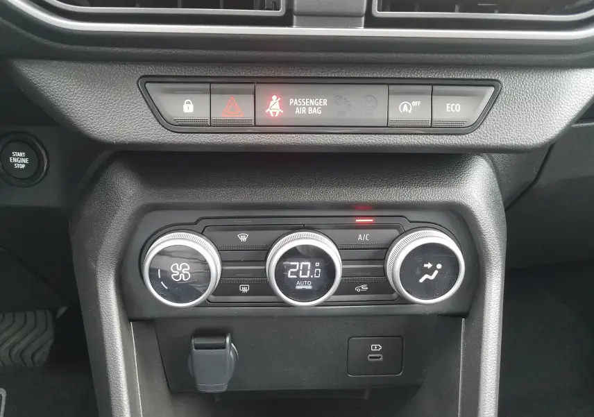 Gros plan sur la console centrale de la Dacia Sandero Stepway 2025 montrant la climatisation automatique et les commandes de sécurité.