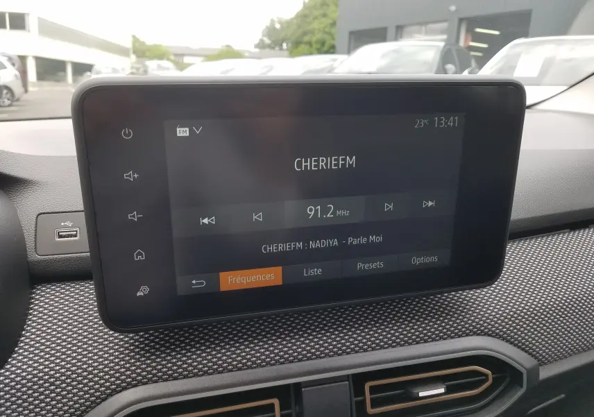 Écran tactile central du tableau de bord de la Dacia Sandero Stepway 2025 avec radio FM et finition tissu noir.