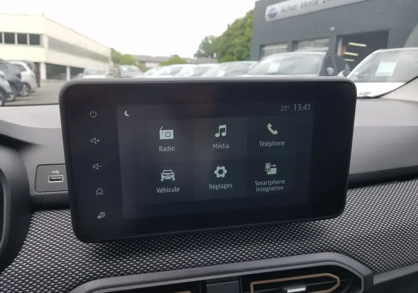 Écran tactile central du tableau de bord de la Dacia Sandero Stepway 2025, affichant les options multimédia et véhicule.