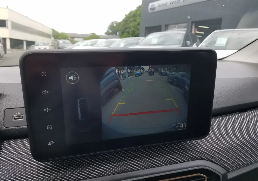 Écran central affichant la caméra de recul du Dacia Sandero Stepway 2025, vue arrière avec lignes de guidage colorées.