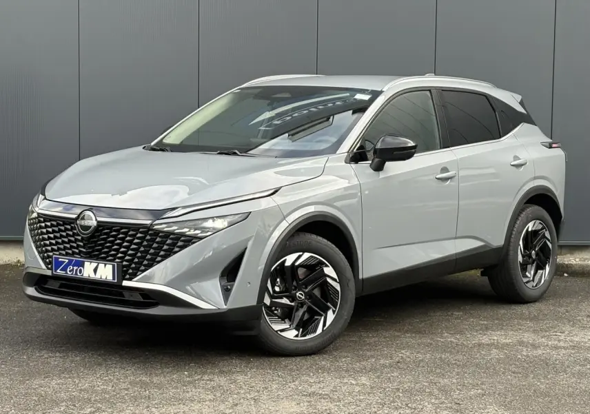 Nissan Qashqai III e-Power gris Ceramic en 3/4 avant droit avec calandre noire et jantes alliage 18 pouces.
