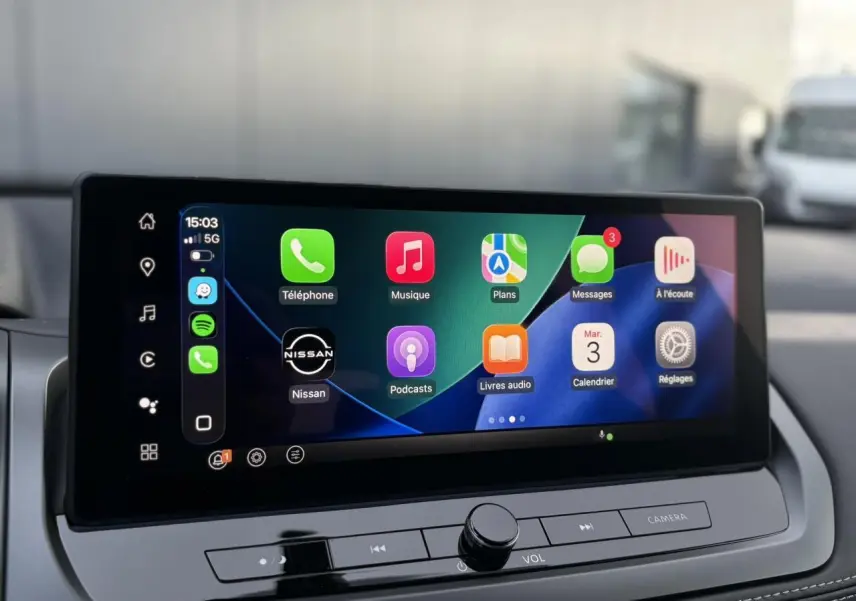 Écran tactile central affichant Apple CarPlay dans l'habitacle du Nissan Qashqai gris Ceramic.