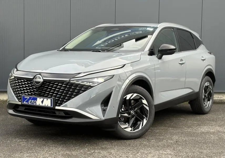 Nissan Qashqai III e-Power gris Ceramic en 3/4 avant droit, avec calandre noire et jantes alliage stylisées.