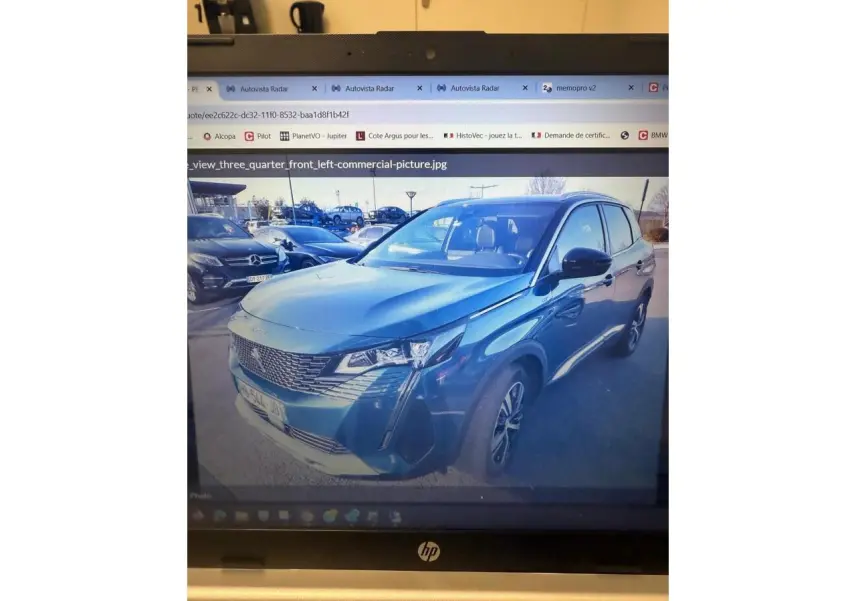 Peugeot 3008 bleu métallisé en 3/4 avant gauche, avec calandre distinctive et jantes alliage visibles.