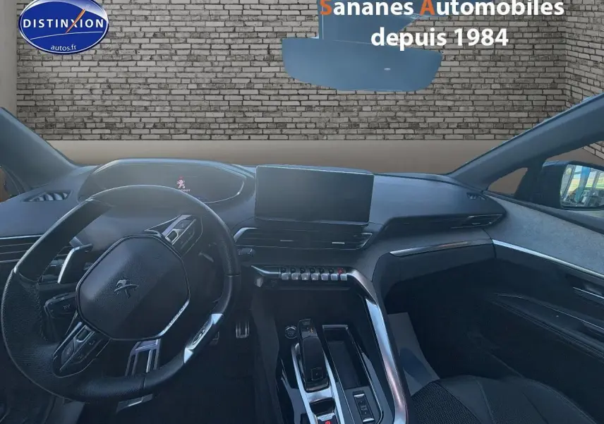 Intérieur du Peugeot 3008 bleu 2023, vue du poste de conduite avec volant cuir et écran tactile central.