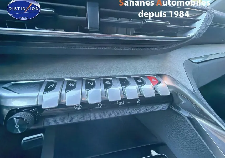 Gros plan sur la rangée de commandes chromées du tableau de bord intérieur du Peugeot 3008, finition GT, 2023.