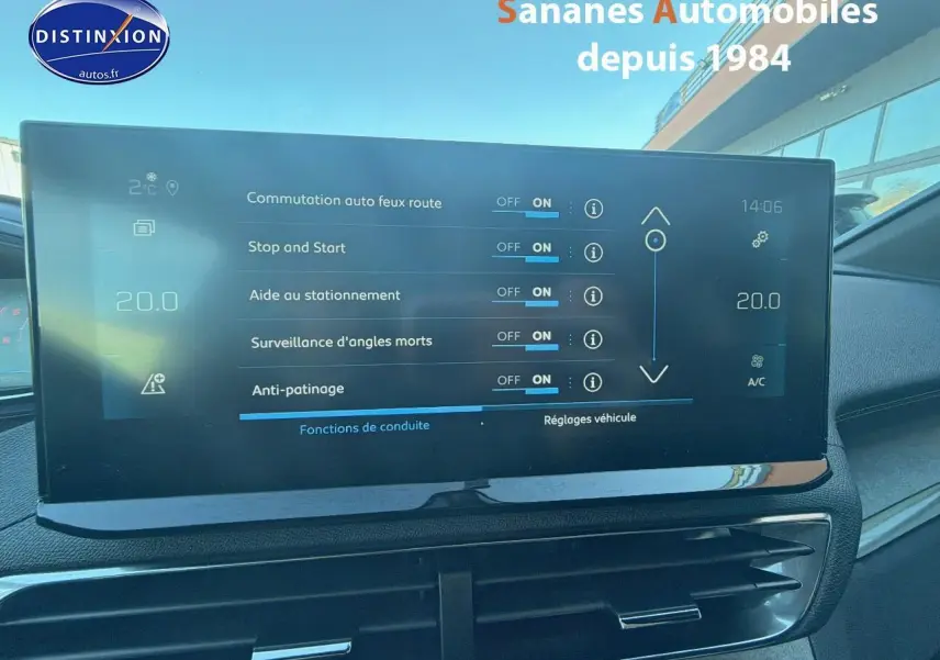 Vue avant d'un Peugeot 3008 bleu 2023, mettant en valeur sa calandre et ses optiques LED distinctives.