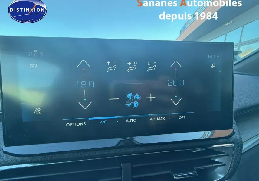 Écran tactile intérieur du Peugeot 3008 2023 affichant la climatisation automatique bi-zone.