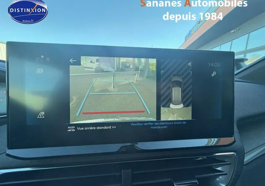 Vue intérieure sur l'écran tactile du Peugeot 3008 bleu 2023 montrant la caméra de recul et l'aide au stationnement.