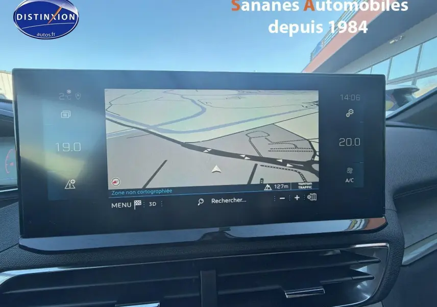 Écran tactile central du tableau de bord du Peugeot 3008 2023, affichant la navigation GPS en intérieur.