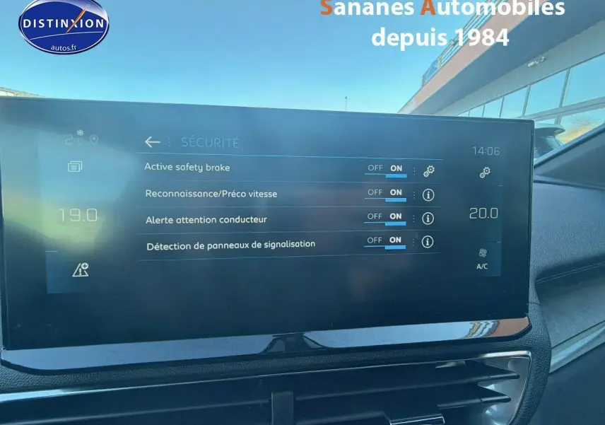 Écran tactile intérieur du Peugeot 3008 bleu 2023 affichant les réglages de sécurité du véhicule.