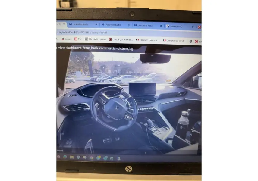 Vue intérieure du tableau de bord et volant cuir perforé du Peugeot 3008 GT 2023, ambiance moderne et épurée.