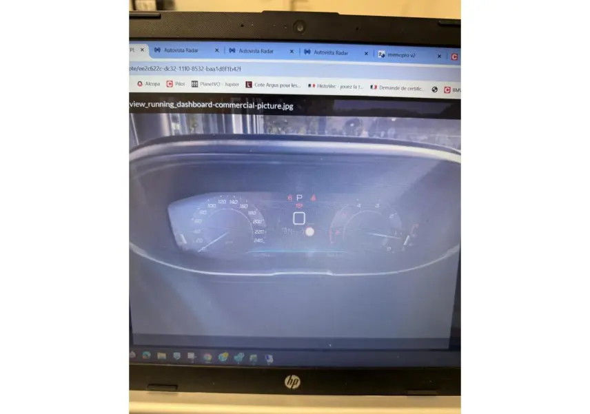 Tableau de bord numérique du Peugeot 3008 2023 affichant la vitesse et le régime moteur, vue frontale rapprochée.