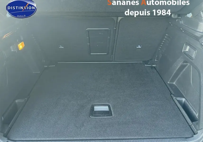 Coffre spacieux et propre du Peugeot 3008 bleu, vue intérieure arrière avec banquette rabattue et éclairage latéral allumé.