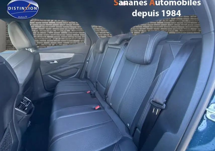 Vue intérieure côté droit des sièges arrière en tissu noir du Peugeot 3008 bleu 2023, avec ceinture de sécurité visible.