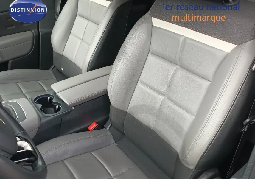Gros plan sur les sièges avant en cuir gris clair et noir du Citroën C5 Aircross 2020, version Shine.
