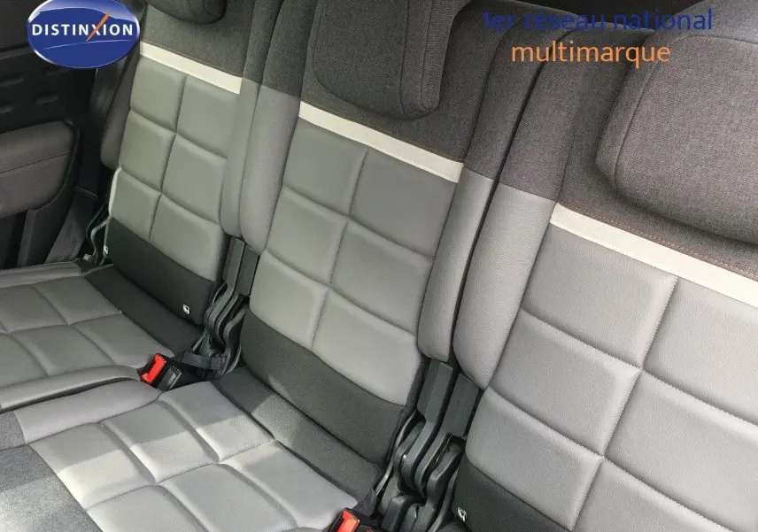 Vue rapprochée des sièges arrière en tissu et cuir gris d’un Citroën C5 Aircross 2020, version Shine.
