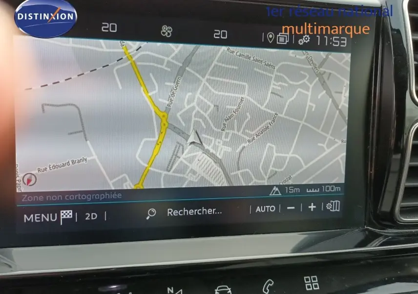 Écran tactile du système de navigation du Citroën C5 Aircross 2020, affichant une carte en mode 2D.