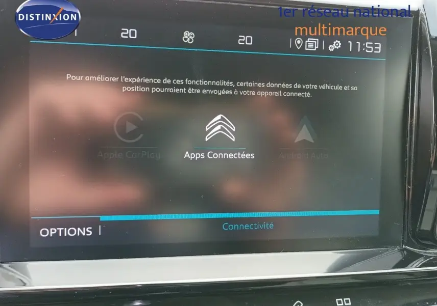 Écran tactile central du Citroën C5 Aircross 1.5 BlueHDi 130ch Shine, affichant les options de connectivité.