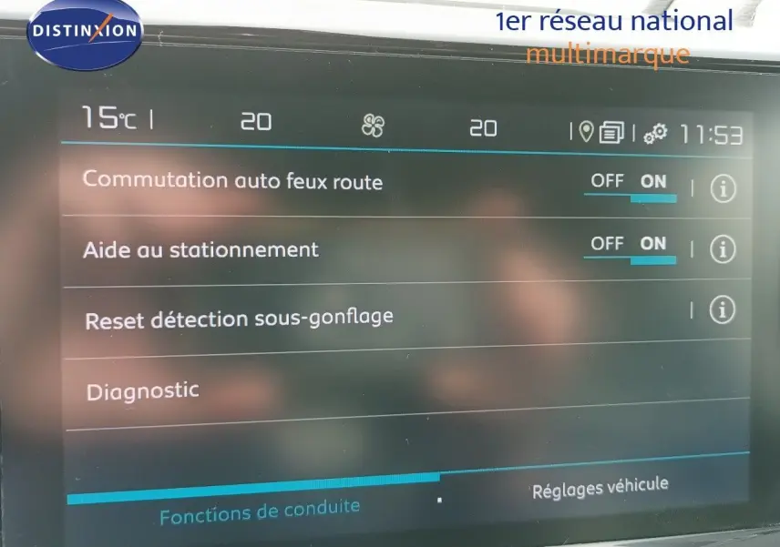 Écran tactile intérieur du Citroën C5 Aircross 2020 montrant les réglages d’aide au stationnement et feux automatiques.