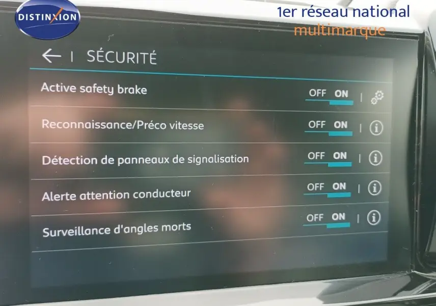 Écran tactile intérieur du Citroën C5 Aircross 2020 affichant les options de sécurité activées.