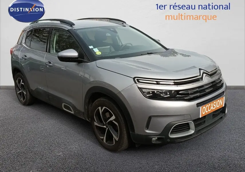 Citroën C5 Aircross gris Artense métal en 3/4 avant droit avec jantes noires et toit noir.