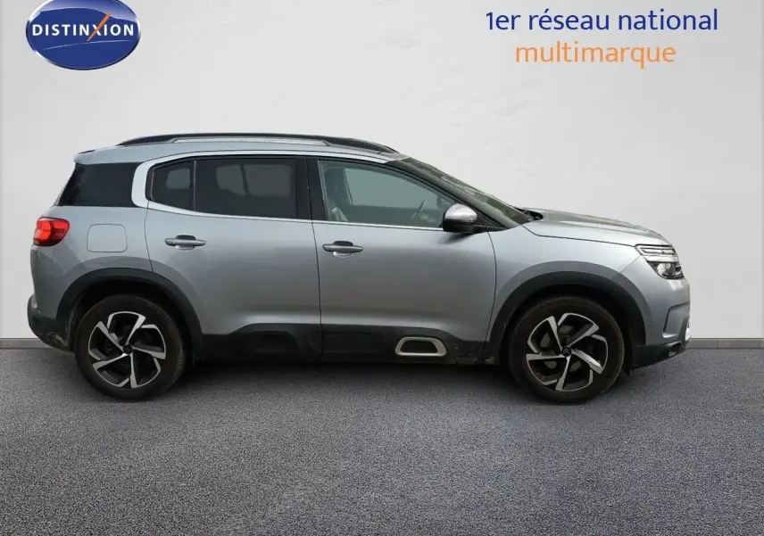 Profil droit d'un Citroën C5 Aircross 2020 gris Artense métal avec jantes bi-ton et barres de toit noires.